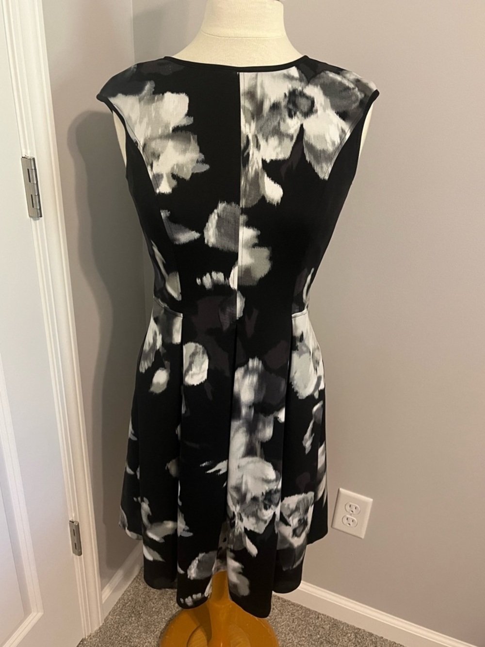 White House Black Market Black and White Abstract Floral Midi Dress Sz 2